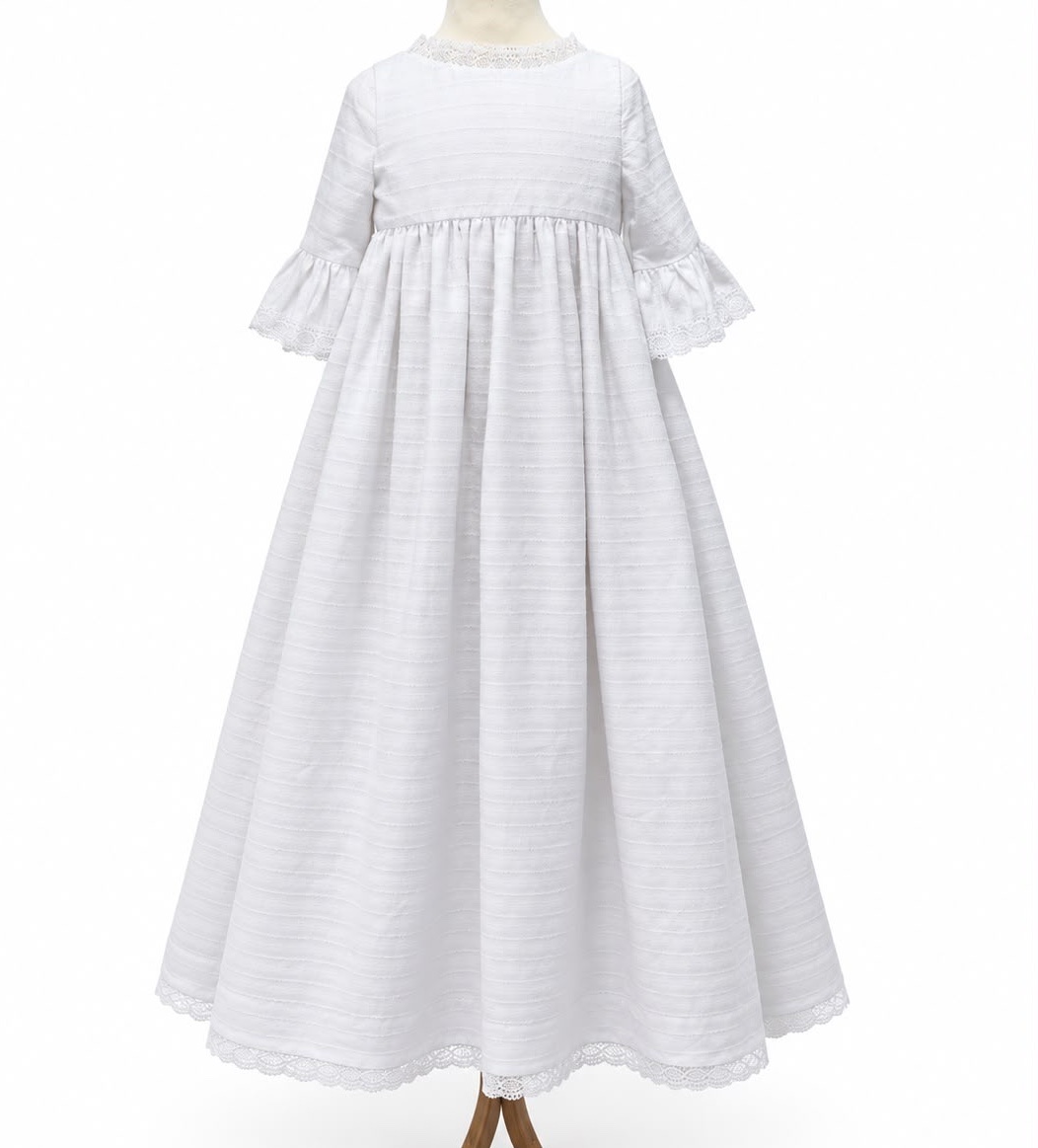 Vestido de comunión blanco con manga de volante y puntilla